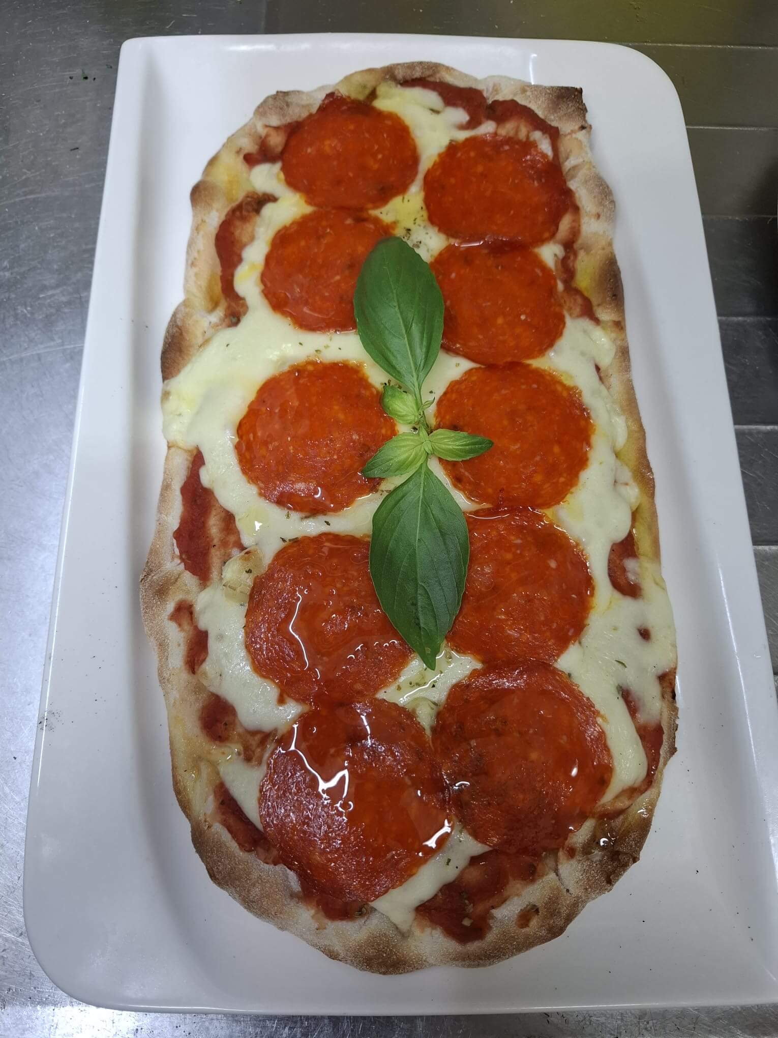 Pinsa pepperoni z baziliko